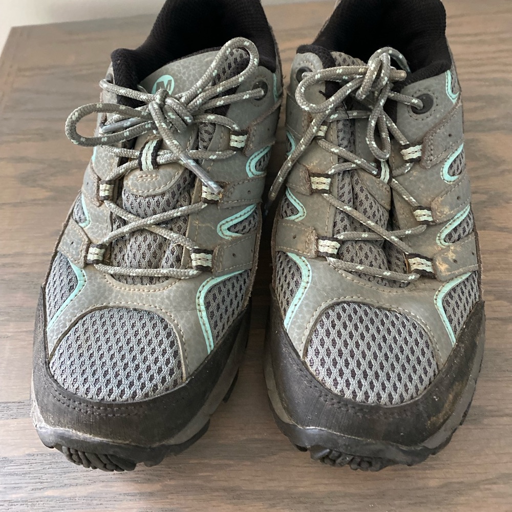 Merrell low cut hiking shoes boys size 3.5